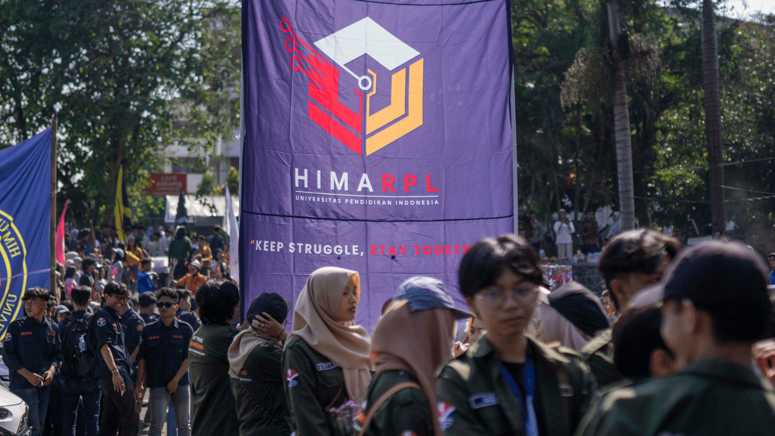 Bendera HIMARPL ketika arak-arakan